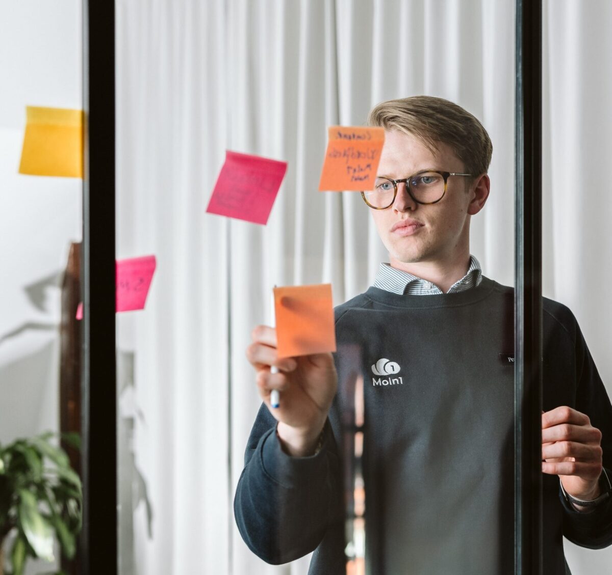 VD på Moln1 Martin skriver på postin på en ruta