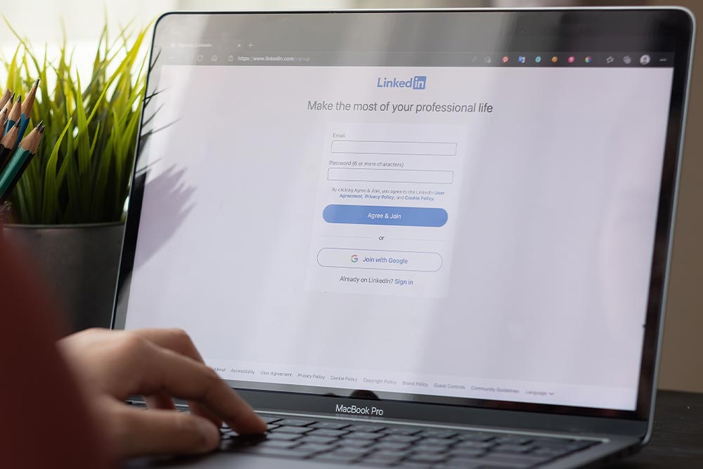 linkedin-marketing-macbook-1000px Marknadsföring på linkedin, inlogg för företagssida